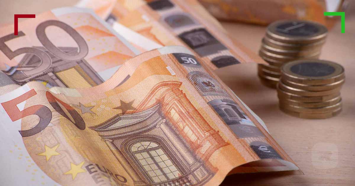 Euro bills and coins. ECN Broker - 1:500 Leverage on Cryptos & Forex | OspreyFx